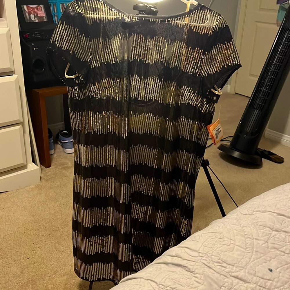 This is a pretty dress never worn. Good fora party.